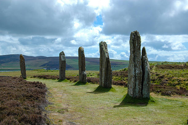 the ring of brodgar стоя камнями-оркнейские, шотландия, великобритания - ancient past arch natural arch стоковые фото и изображения
