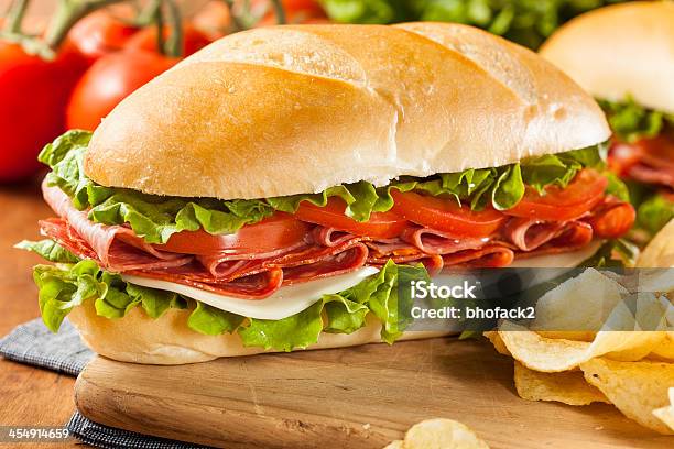 Italiano Casero Sub Sándwich Foto de stock y más banco de imágenes de Albahaca - Albahaca, Alimento, Barra de pan