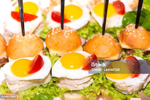 Canapé Com Carne - Fotografias de stock e mais imagens de Alcachofra - Alcachofra, Anchova - Peixe, Azeitona