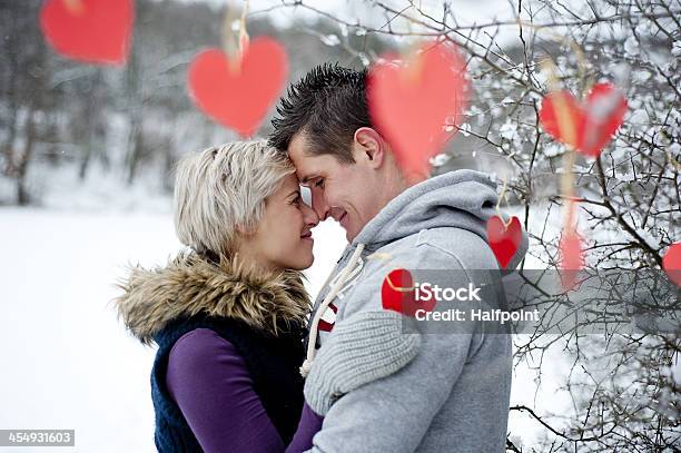 Pareja En Invierno Foto de stock y más banco de imágenes de Día de San Valentín - Festivo - Día de San Valentín - Festivo, Andar, Frío