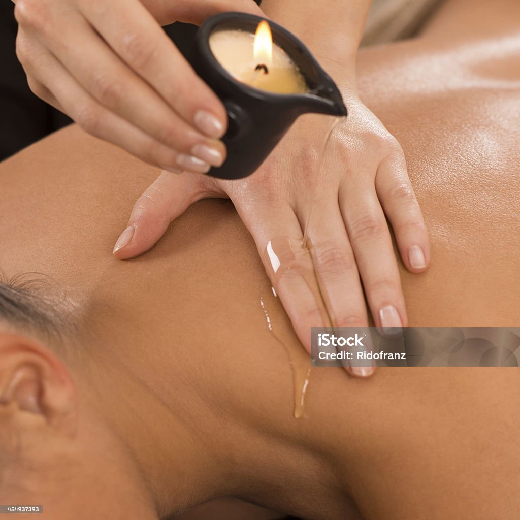 Kerzen-Massage auf der Rückseite - Lizenzfrei Massieren Stock-Foto