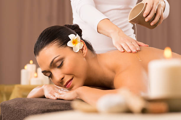 donna avendo un massaggio alla schiena olio - oil pressure foto e immagini stock