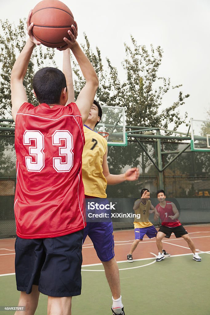 Zwei teams spielen basketball - Lizenzfrei 20-24 Jahre Stock-Foto