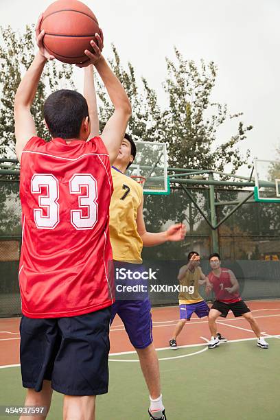 Zwei Teams Spielen Basketball Stockfoto und mehr Bilder von 20-24 Jahre - 20-24 Jahre, Aktiver Lebensstil, Aktivitäten und Sport