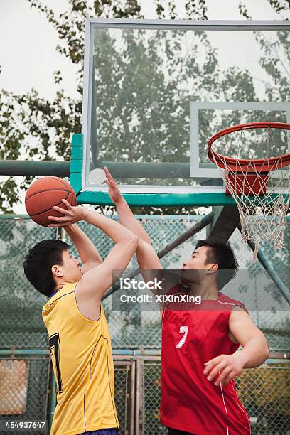 Dos Personas Jugando Basket Ball Foto de stock y más banco de imágenes de Defender - Defender, Jugador de baloncesto, 20-24 años