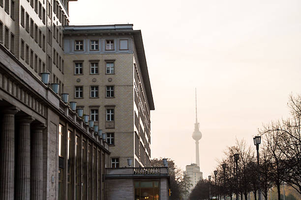 берлин фасад и телебашню - berlin germany overcast dramatic sky skyline стоковые фото и изображения