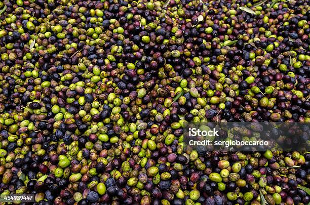 Verde Y De Aceitunas Negro Foto de stock y más banco de imágenes de Aceituna - Aceituna, Alimento, Colores