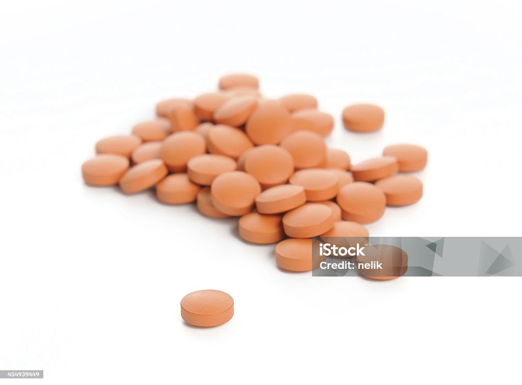 Arancione pillole.  Isolato su sfondo bianco - Foto stock royalty-free di Antidolorifico