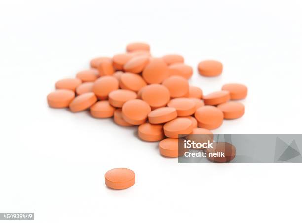 Arancione Pillole Isolato Su Sfondo Bianco - Fotografie stock e altre immagini di Antidolorifico - Antidolorifico, Arancione, Benessere