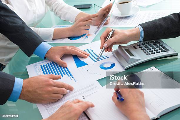 Business Briefing - Fotografias de stock e mais imagens de Analisar - Analisar, Aula de Formação, Braço Humano