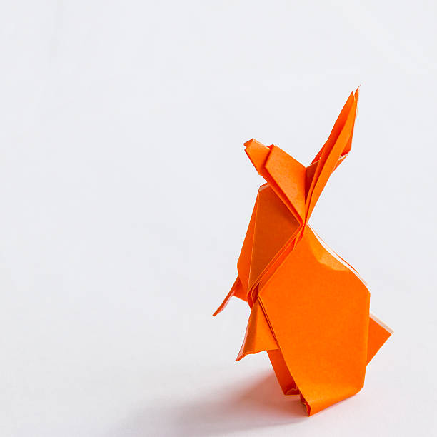 pomarańczowy origami królik na białym tle - japan isolated origami red zdjęcia i obrazy z banku zdjęć