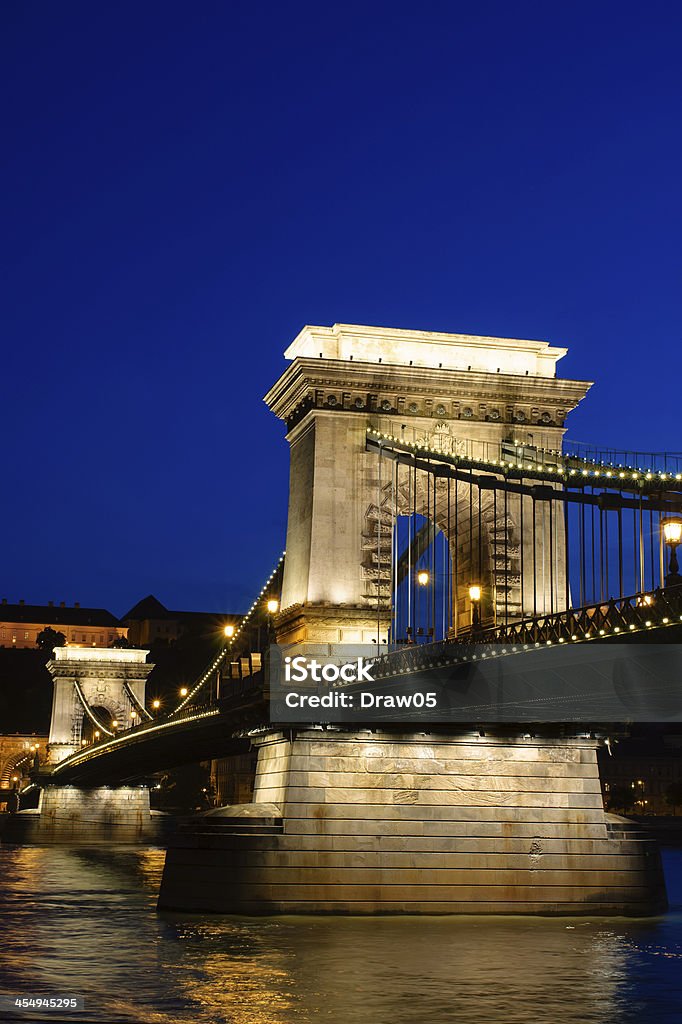 Vista noturna da Ponte das Correntes, o Palácio Real e o rio Danúbio - Foto de stock de Arquitetura royalty-free