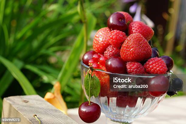 Deliziosi Bacche Estate Ciliegia Fragola Lampone Ribes - Fotografie stock e altre immagini di Alchol