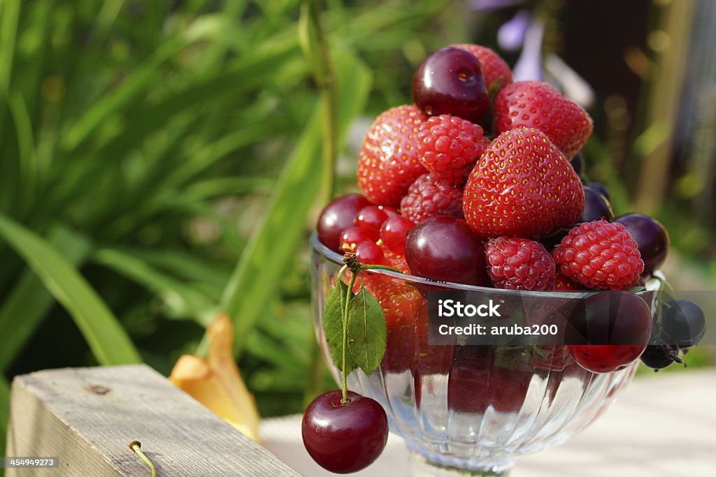 Deliciosas frutas vermelhas de verão: Cereja, morango, framboesa, groselha - Foto de stock de Alimentação Saudável royalty-free