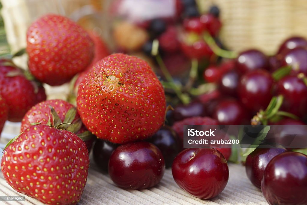 맛있었어요 여름 베리류: 체리, 딸기, 라즈베리, 까치밥나무 열매류 - 로열티 프리 0명 스톡 사진