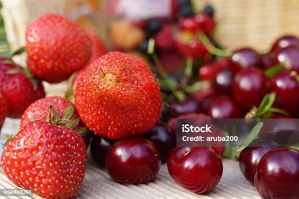 맛있었어요 여름 베리류 체리 딸기 라즈베리 까치밥나무 열매류 0명에 대한 스톡 사진 및 기타 이미지 - 0명, 개체 그룹, 건강관리와 의술