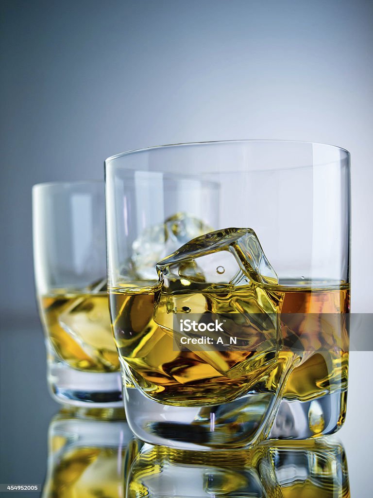 2 つのウイスキー - アルコール飲料のロイヤリティフリーストックフォト
