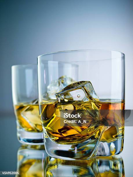 Dwa Whisky - zdjęcia stockowe i więcej obrazów Alkohol - napój - Alkohol - napój, Bez ludzi, Dwa przedmioty