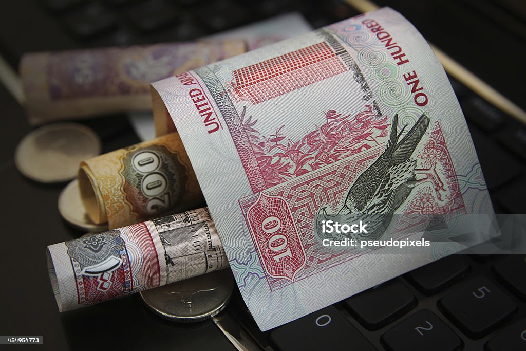 Dírham de los Emiratos Árabes Unidos, en último billete de banco de teclado - Foto de stock de Moneda de los Emiratos Árabes Unidos libre de derechos