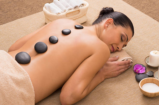 massaggio con pietre calde - stone lastone therapy spa treatment health spa foto e immagini stock