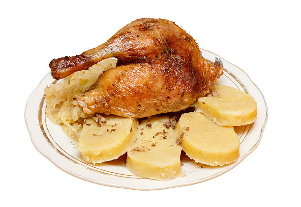 традиционной чешской жареный утка с капустой и клецки - duck meat animal leg roasted prepared potato стоковые фото и изображения