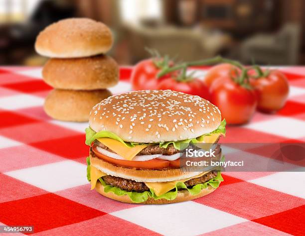 Big Hamburguesa Foto de stock y más banco de imágenes de Alimento - Alimento, Blanco - Color, Carne