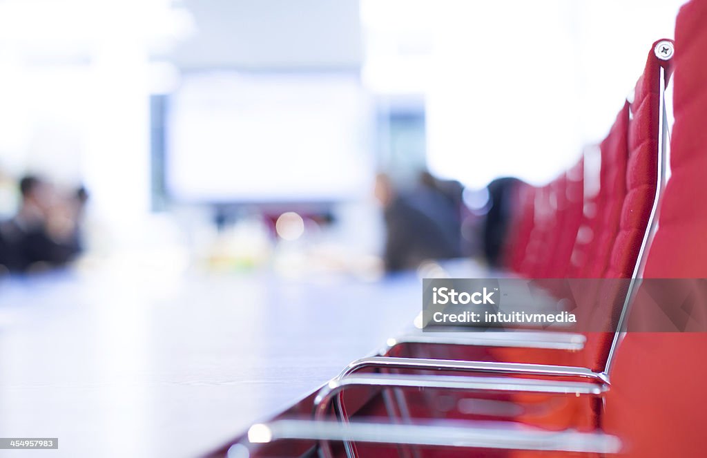 Cadeira vermelha na sala de reuniões de negócios - Royalty-free Apresentação - Discurso Foto de stock