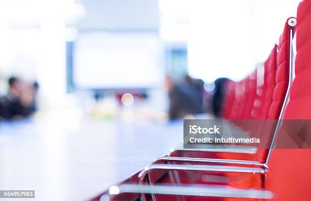 Cadeira Vermelha Na Sala De Reuniões De Negócios - Fotografias de stock e mais imagens de Apresentação - Discurso - Apresentação - Discurso, Azul, Cadeira