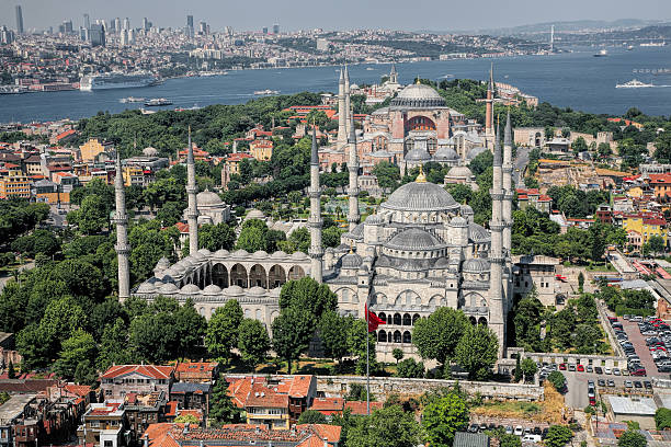 вид с воздуха голубая мечеть и айя-софия в стамбуле - sultan ahmed mosque стоковые фото и изображения