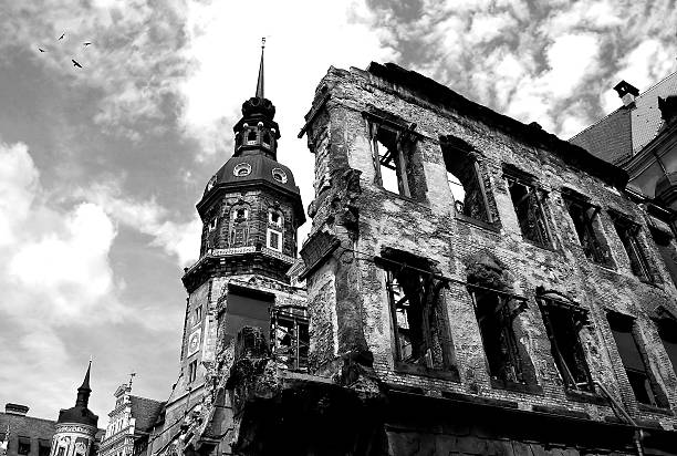 ruines de dresde. - dresden germany photos et images de collection