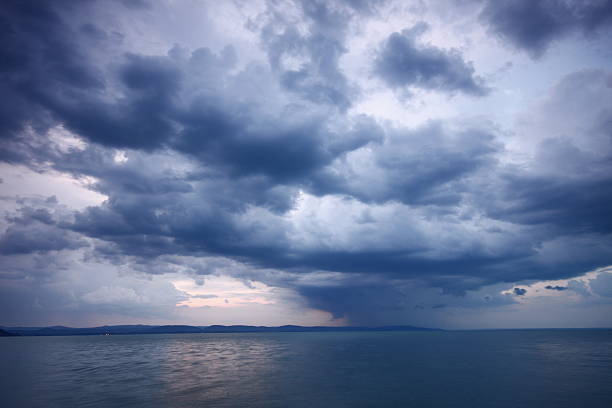 tempesta sopra il lago balaton - incoming storm foto e immagini stock