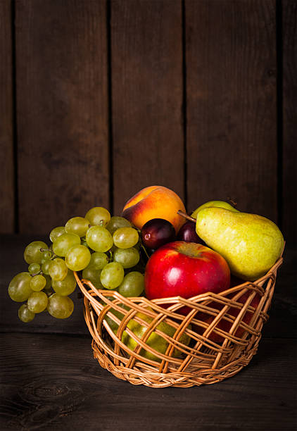 フルーツバスケット - plum fruit basket wicker ストックフォトと画像