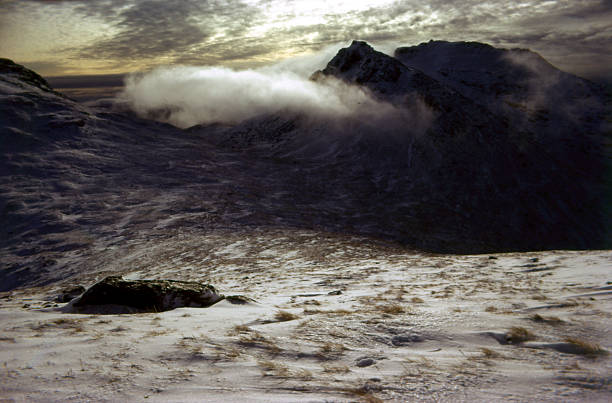 ザコブラー、アロッチャーアルプススコットランド - loch lomond loch ben lomond scotland ストックフォトと画像