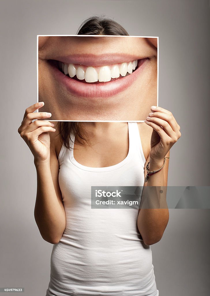 Junge Frau hält ein Lächeln - Lizenzfrei Fotografisches Bild Stock-Foto