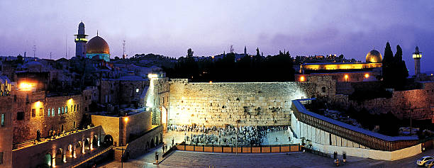 first light in der westlichen mauer. - israel judaism israeli flag flag stock-fotos und bilder