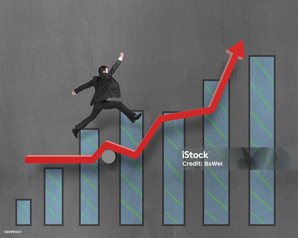 Homme d'affaires de courir et sauter sur la croissance de la flèche rouge avec tableau - Photo de Activité libre de droits