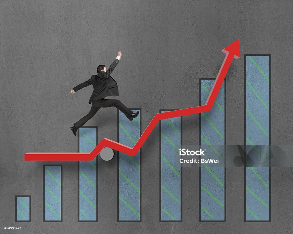 Бизнесмен бег и прыжки на рост Красная стрелка с диаграмма - Стоковые фото Бегать роялти-фри