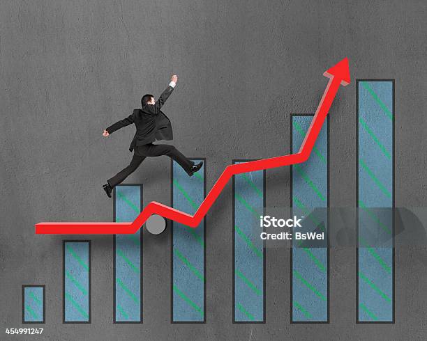 Бизнесмен Бег И Прыжки На Рост Красная Стрелка С Диаграмма — стоковые фотографии и другие картинки Бегать