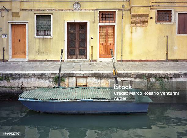 Łodzie W Wenecji - zdjęcia stockowe i więcej obrazów Architektura - Architektura, Bez ludzi, Budowla mieszkaniowa