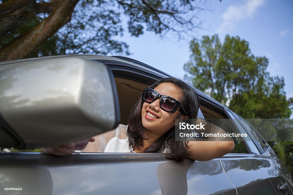 幸せな魅力的な女性の車 - 1人のロイヤリティフリーストックフォト