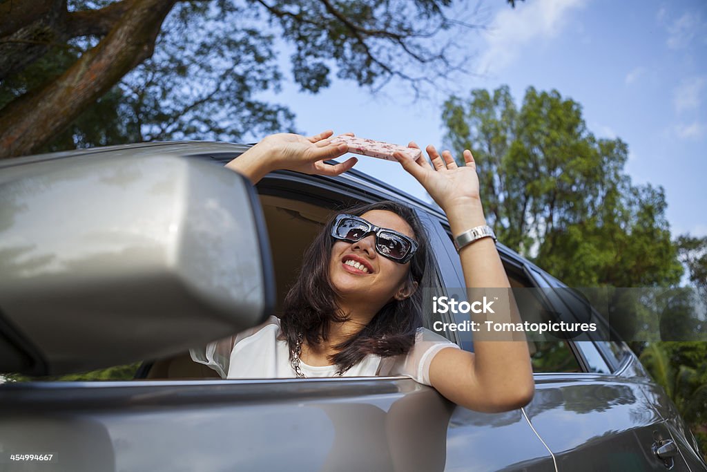 Feliz mujer atractiva en automóvil - Foto de stock de 30-39 años libre de derechos