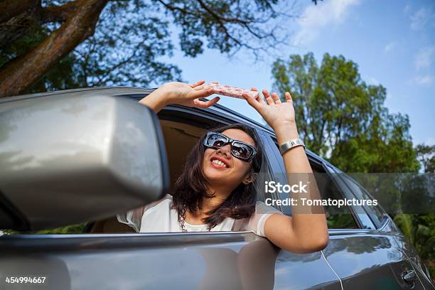 Feliz Mujer Atractiva En Automóvil Foto de stock y más banco de imágenes de 30-39 años - 30-39 años, Adulto, Adulto de mediana edad