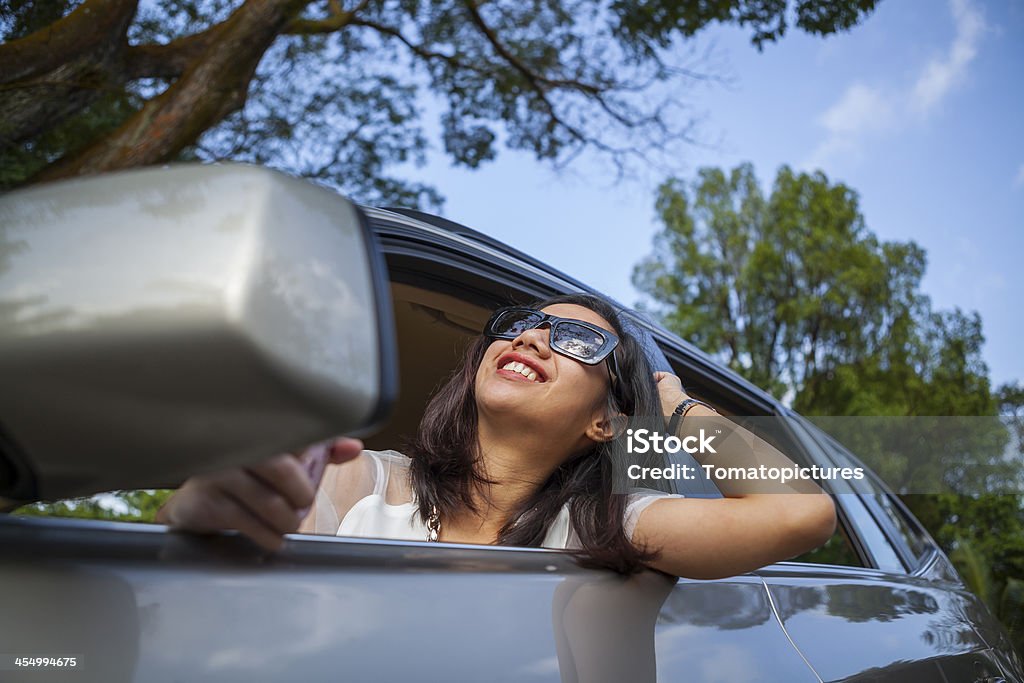 Feliz mujer atractiva en automóvil - Foto de stock de 30-39 años libre de derechos