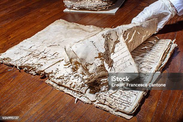 Foto de Restorer Browses Manuscrito Antigo Da Mão e mais fotos de stock de Antiguidade - Antiguidade, Arcaico, Barroco