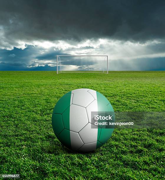Pelota De Fútbol Fútbol Con La Bandera De Nigeria Foto de stock y más banco de imágenes de Acontecimiento - Acontecimiento, Actividad, Aire libre