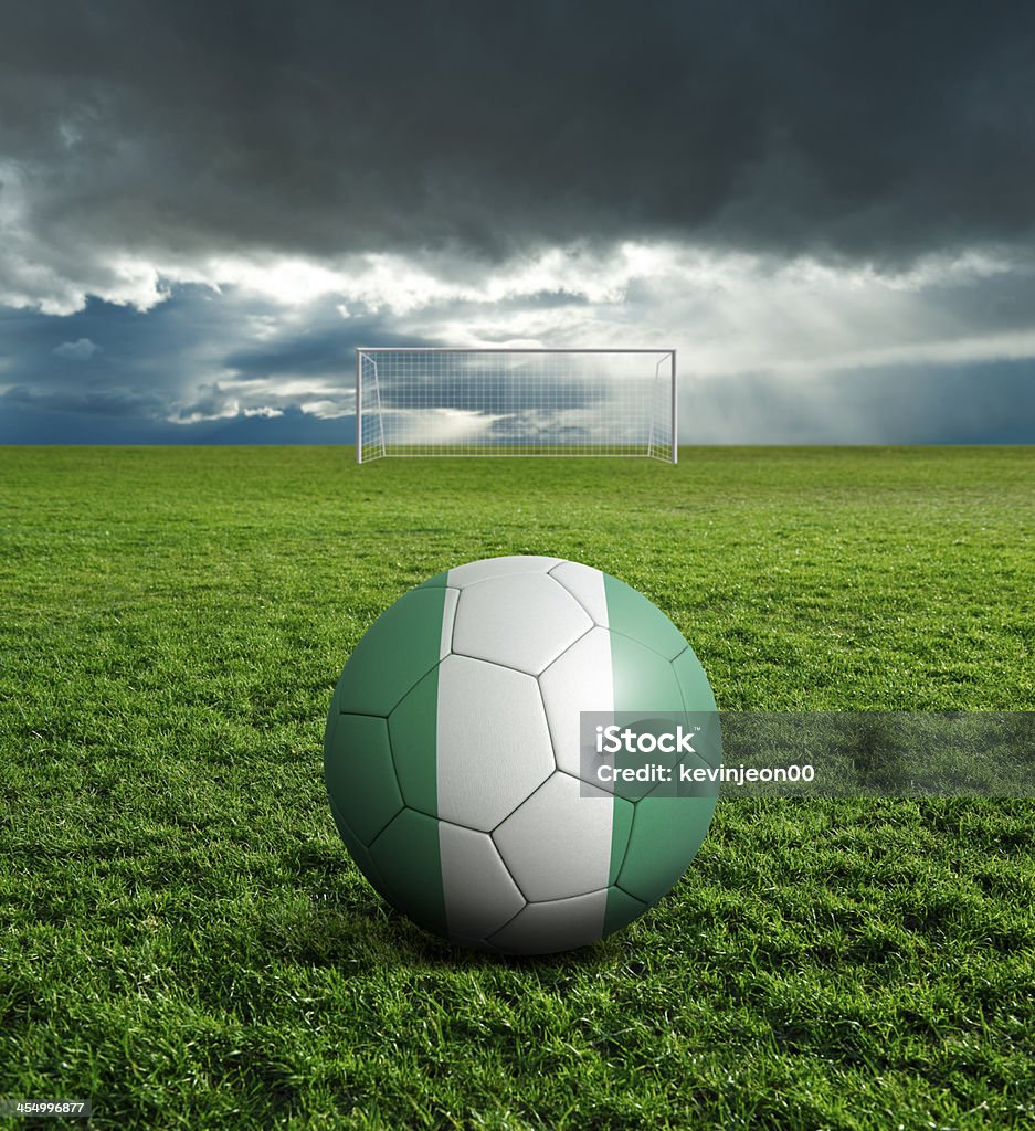 Pallone da calcio calcio con Bandiera della Nigeria - Foto stock royalty-free di Ambientazione esterna