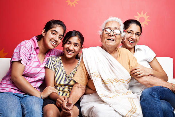 família de geração multi-indiana só mulheres - indian culture family senior adult asian ethnicity - fotografias e filmes do acervo