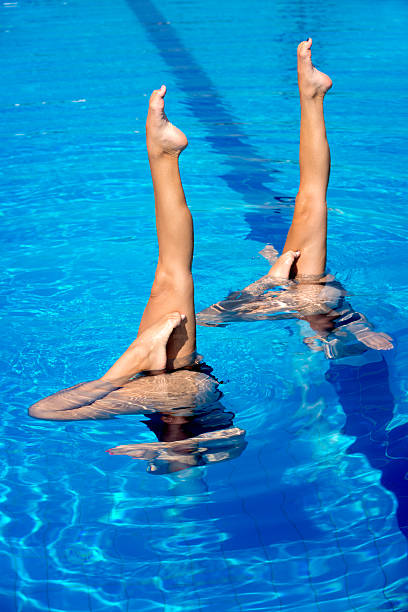 nadadoras sincronizadas - synchronized swimming swimming sport symmetry imagens e fotografias de stock