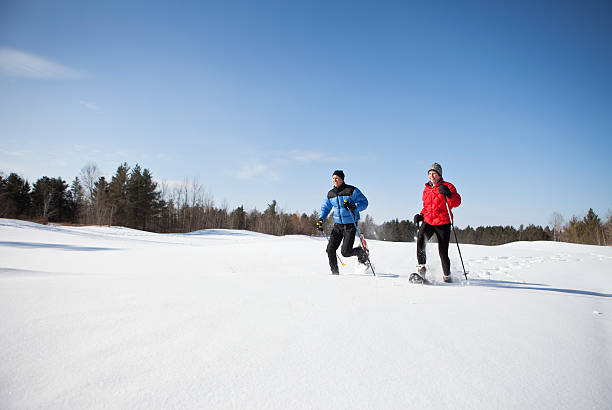 caminatas con raquetas para nieve - winter snowshoeing running snowshoe fotografías e imágenes de stock