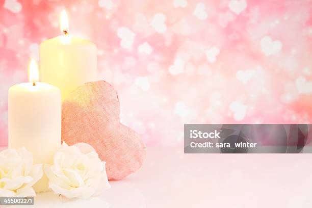 San Valentino Cuori E Candele Con Un Brillante Sfondo Scintillante - Fotografie stock e altre immagini di Ambientazione interna